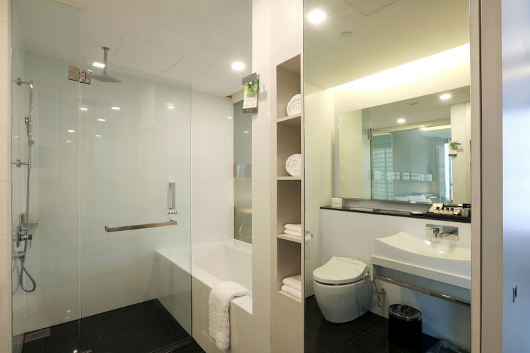 Bathroom 2, Quincy Hotel Singapore, Singapore