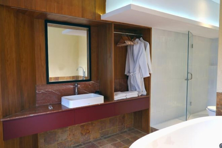 Bathroom 10