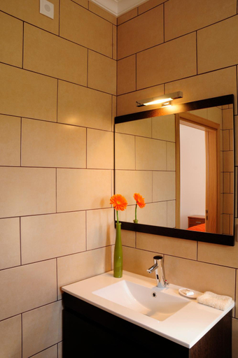 Bathroom 2, Corvos e Cadavais, Almodôvar