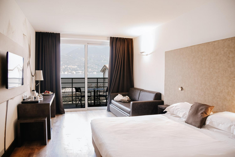 Bedroom 3, Bella Hotel & Restaurant with private dock for mooring boats, Brescia