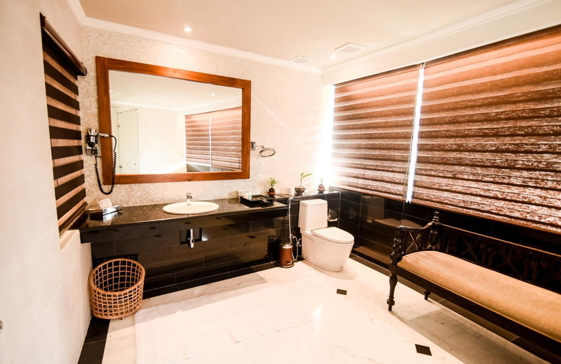 Bathroom 5, Earl's Regent Hotel Kandy, K.F.G. & G. Korale
