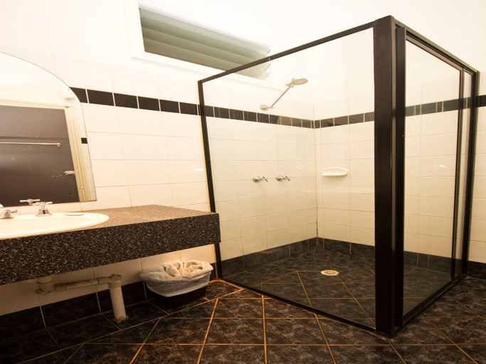 Bathroom 3, Peden's Hotel, Cessnock