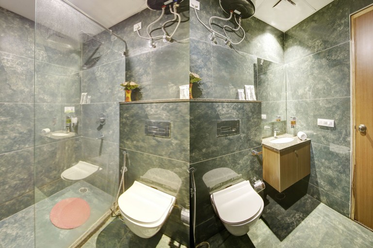 Bathroom, Saltstayz Select – Unitech Cyber Park, Gurgaon