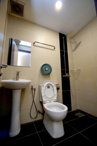 Bathroom 5, Pavilion Inn, Miri