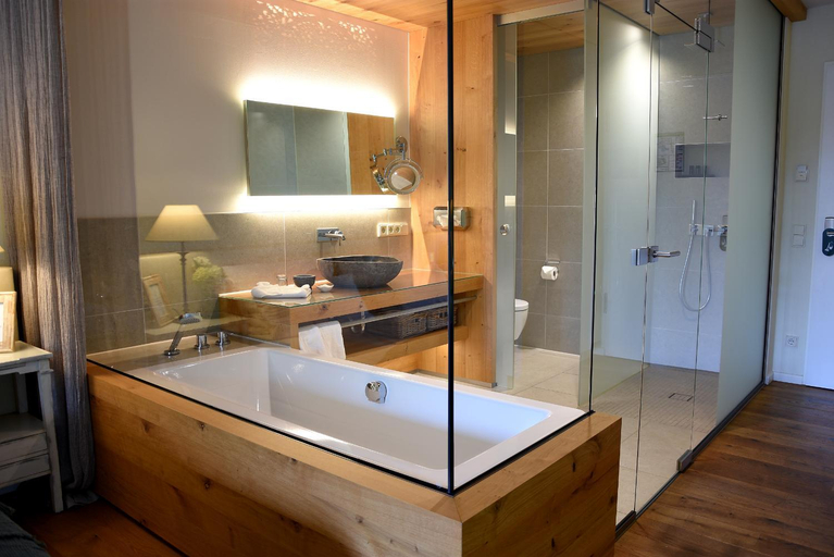 Bathroom, Wellnessgarten-Hotel, Traunstein