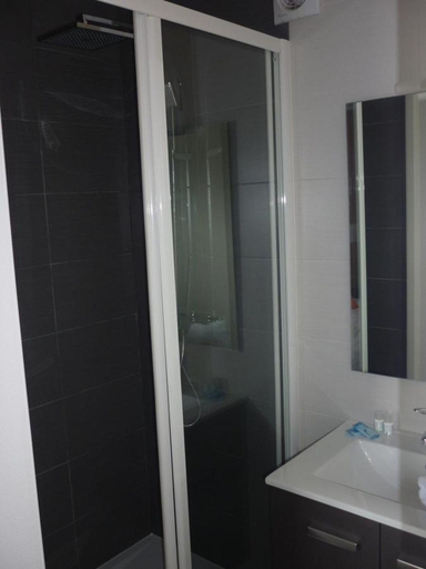 Bathroom 3, Hotel De La Plage, Seine-Maritime