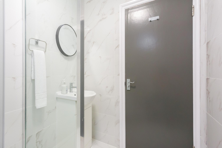 Bathroom 3, Budget City Center Apartment Aldgate - Tower Bridge, London