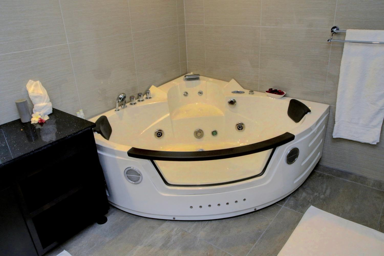Bathroom 4, Nila Beach Resort, Ba