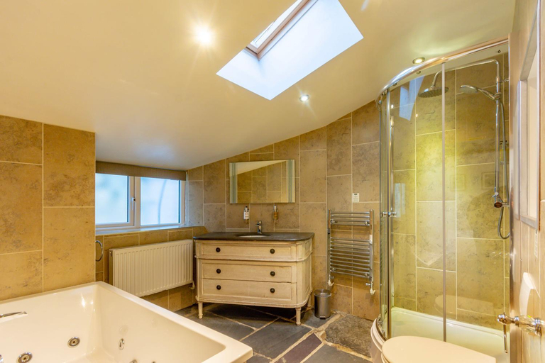 Bathroom 2, The Golden Fleece Inn, Gwynedd