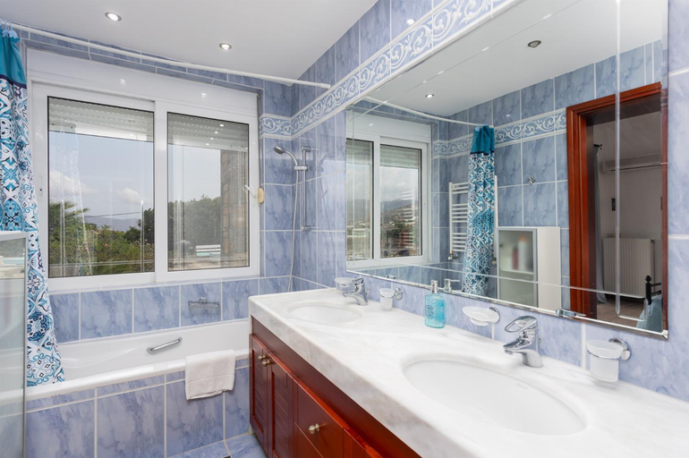 Bathroom 4, Villa Glan Y Mor, Crete