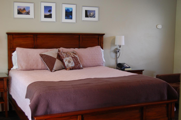 Others 5, Queen's Inn By The River, Madera