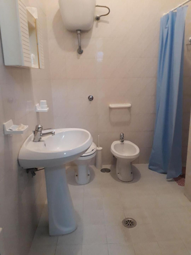Bathroom 5, Pensione Nettuno, Salerno