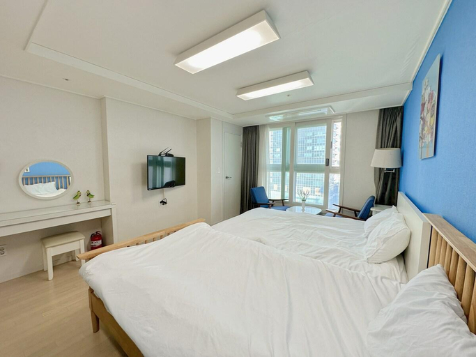 Bedroom 2, B2 #STUDIO # Pet-Friendly # Cooking Facilities # City View # Netflix, Haeundae