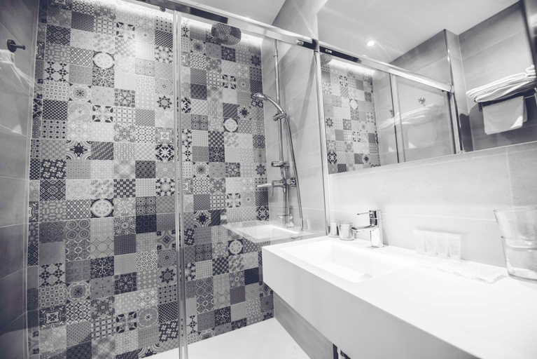 Bathroom 4, Hostal Lisboa, Madrid