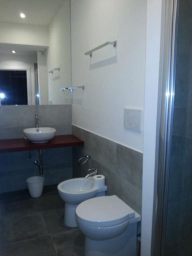 Bathroom 5, B&B Roma 474, Rome