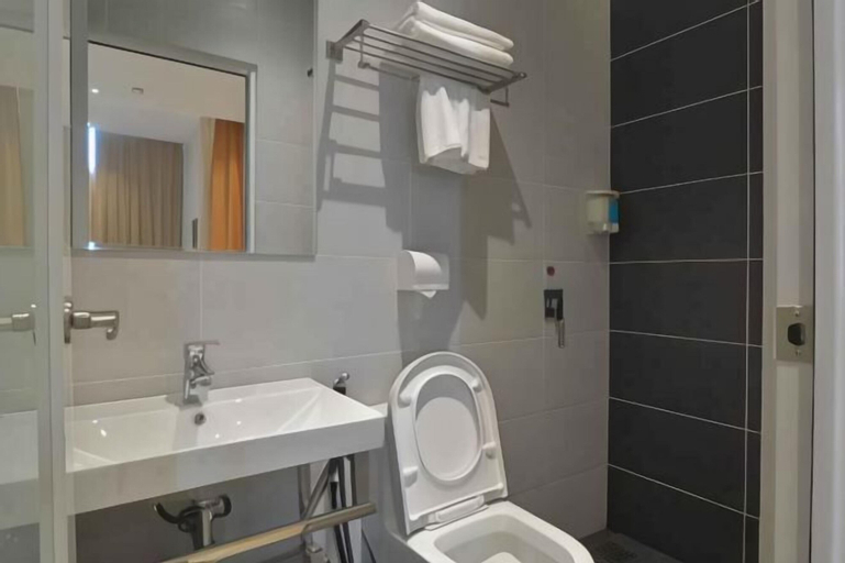 Bathroom 16