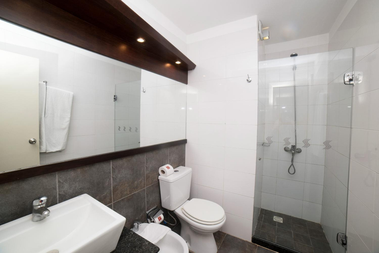 Bathroom 4, 27 Suites Hotel, Montevideo