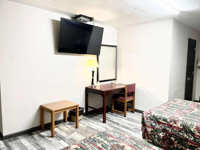 Bedroom 1, Azure Sky Motel, Bourbon