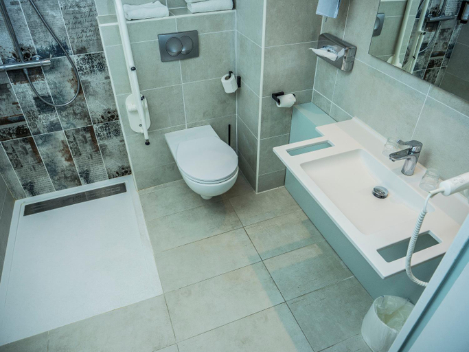 Bathroom 2, Logis Hotel Restaurant Uzes Pont du Gard, Gard