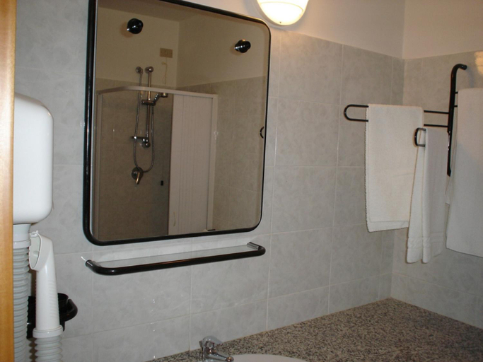 Others 4, Hotel Esperia, Bari