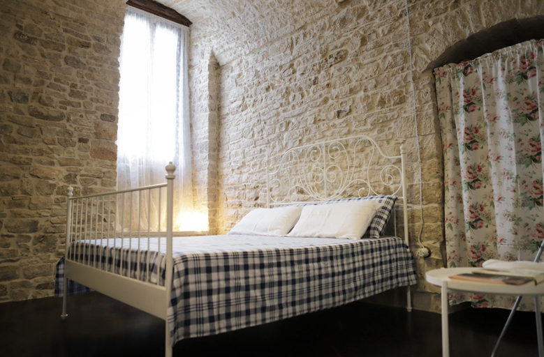Others 4, La Petite Maison, Bari