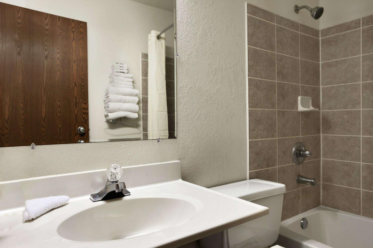 Bathroom 4, Super 8 By Wyndham Peru Starved Rock State Park, La Salle