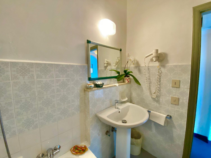 Bathroom 3, Hotel Kennedy, Messina