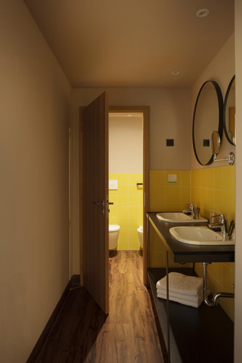 Bathroom 5, Mjus Resort & Thermal Park, Körmend