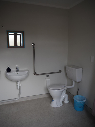 Bathroom 4, Tasman Bay Backpackers, Nelson