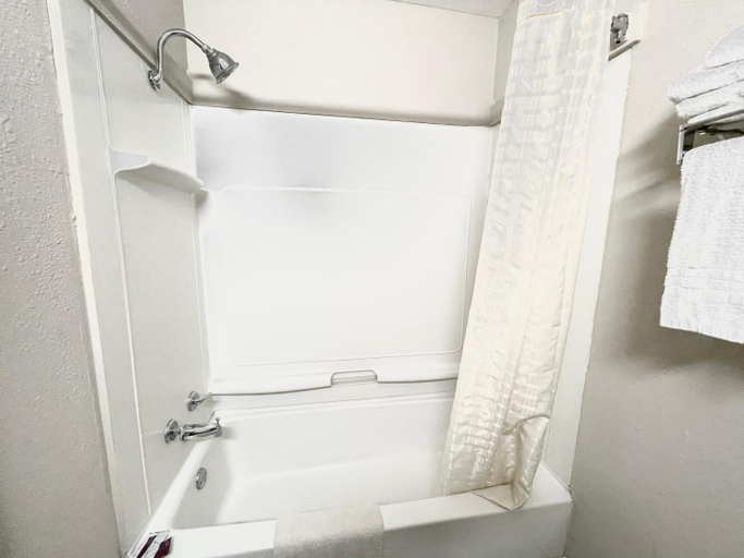 Bathroom 4, Azure Sky Motel, Bourbon