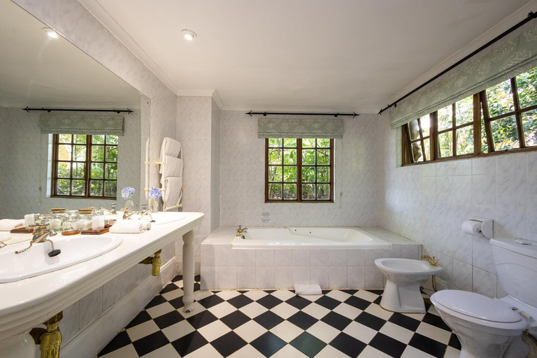 Bathroom 3, Old Halliwell Country Inn B and B, Umgungundlovu