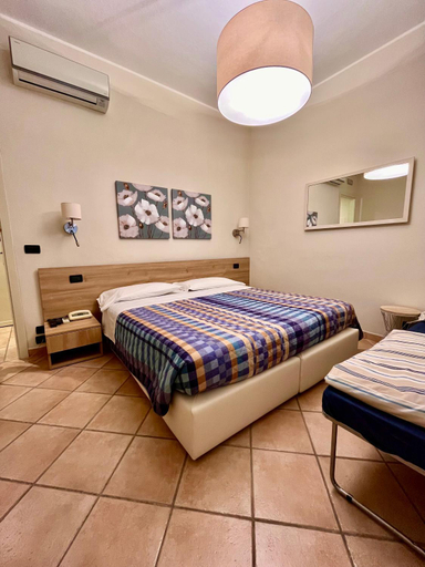Bedroom 3, Albergo Africa, Pisa