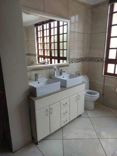 Bathroom 2, Garrett B&B, City of Tshwane