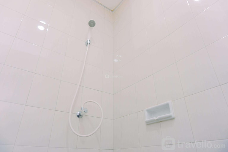 Bathroom 3, Comfort 2BR Apt Signature Park Grande By Travelio, East Jakarta