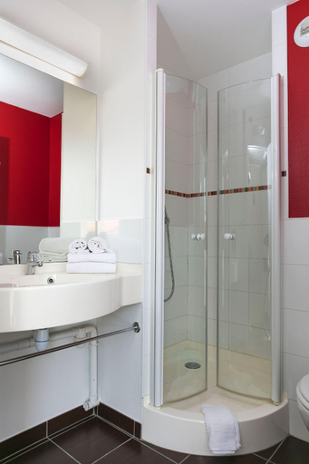Bathroom 4, Hotel Clermont Estaing, Puy-de-Dôme