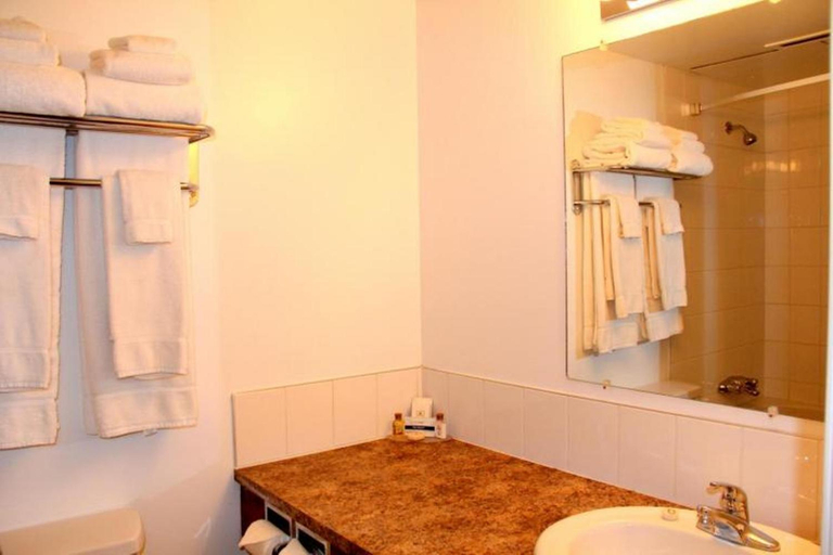 Bathroom 2, Acorn Motel, Division No. 18