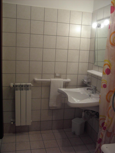 Bathroom 2, Etna Inn, Catania