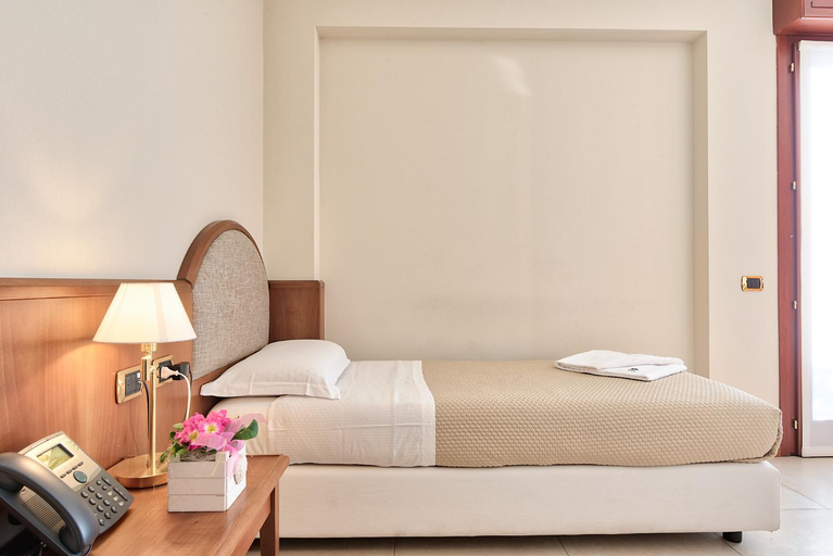 Bedroom 4, Albergo Villa Priula, Bergamo