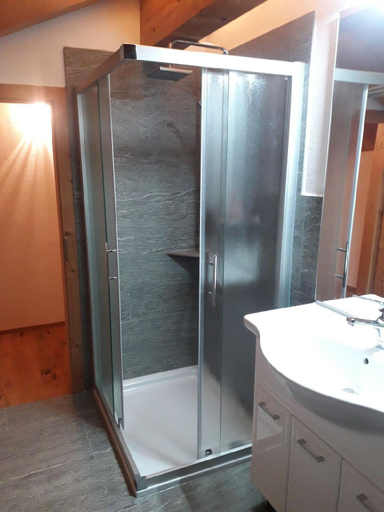 Bathroom 2, Beat & Ursula's Guest House, Prättigau/Davos