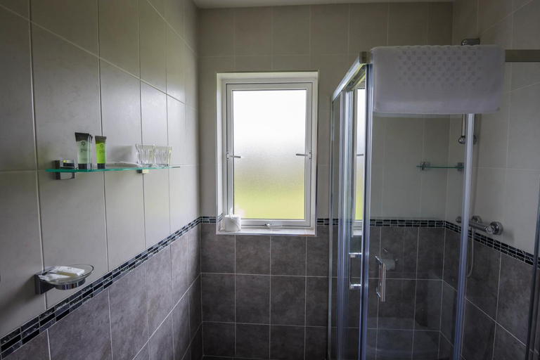 Bathroom 2, The Pipers Rest