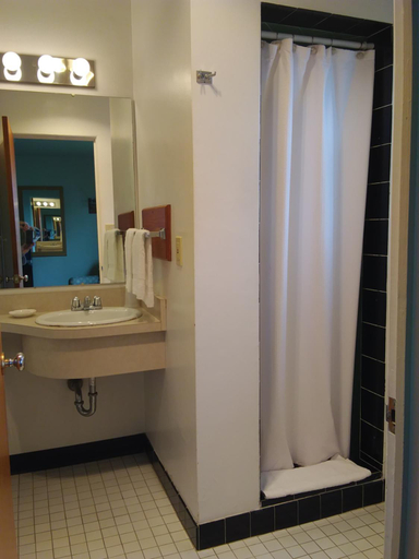 Bathroom, Bay Bridge Motel, Coos