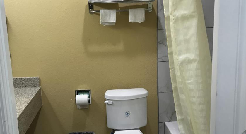 Bedroom 3, Deluxe Inn & Suites - Baytown, Harris