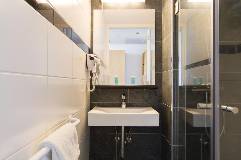 Bathroom 4, Bastion Hotel Amsterdam Zuidwest, Amsterdam