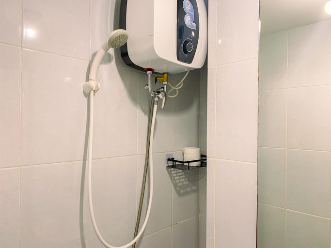 Bathroom 5, Relaxing and Comfortable Studio at Tokyo Riverside PIK 2 Apartment By Travelio, Tangerang