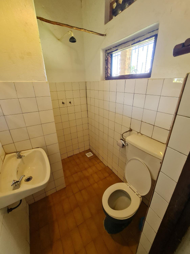 Bathroom 2, Rwekishokye Country Club, Rwampara