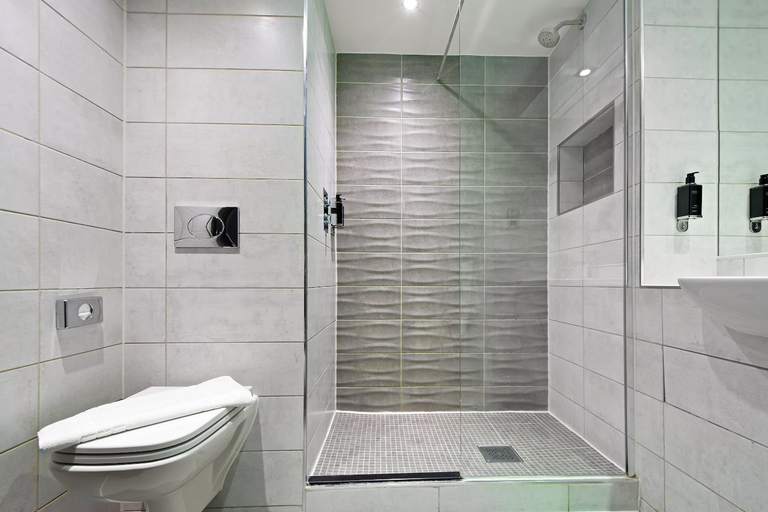 Bathroom 4, Roomzzz Nottingham City, Nottingham