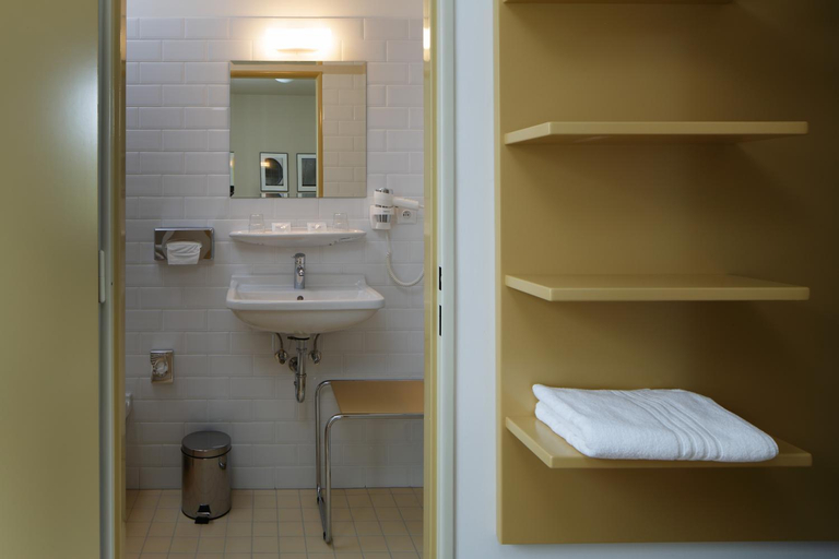 Bathroom 4, Axa, Praha 1