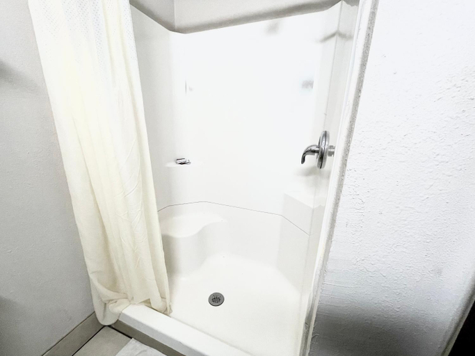 Bathroom 5, Azure Sky Motel, Bourbon