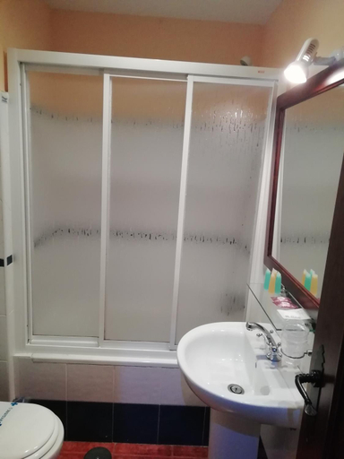 Bathroom 3, Hotel Montearoma, Huelva