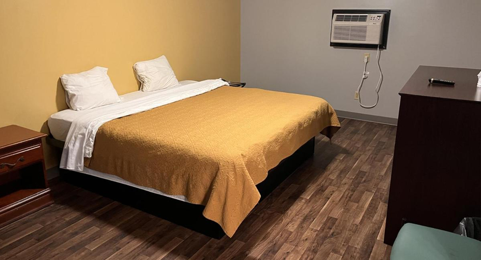Bedroom 1, BUDGET MOTEL, Vermilion